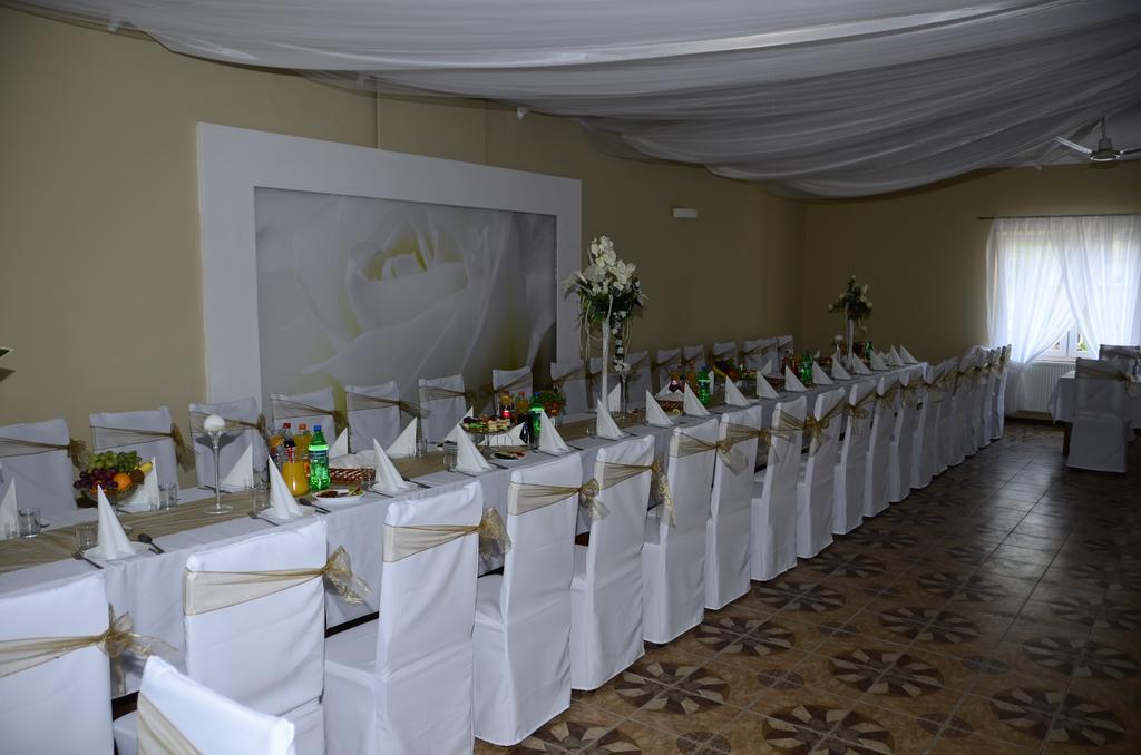 Restauracja Pod Kogutem Hotel Poniatowa Ngoại thất bức ảnh