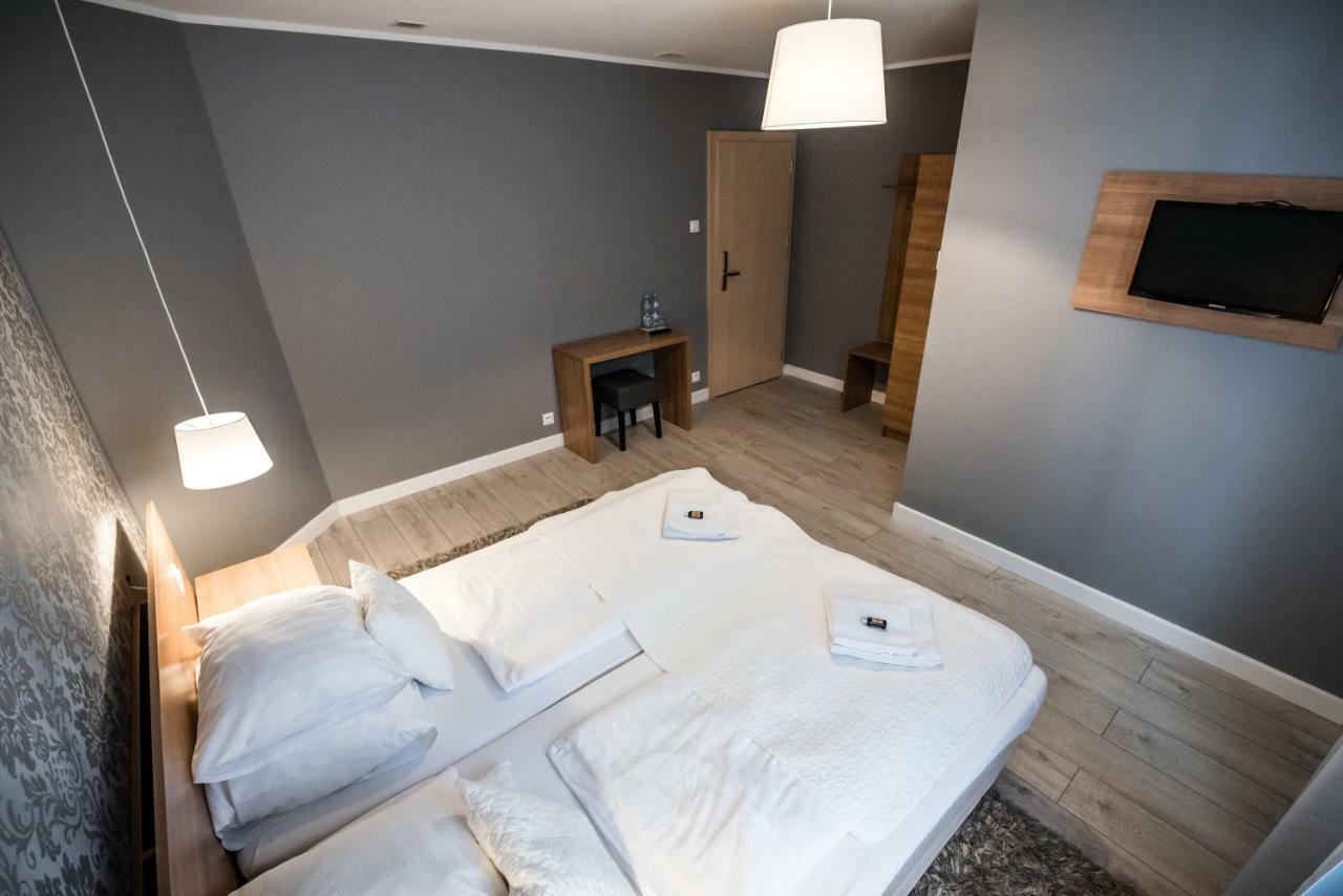 Restauracja Pod Kogutem Hotel Poniatowa Ngoại thất bức ảnh