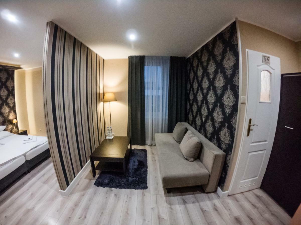 Restauracja Pod Kogutem Hotel Poniatowa Ngoại thất bức ảnh