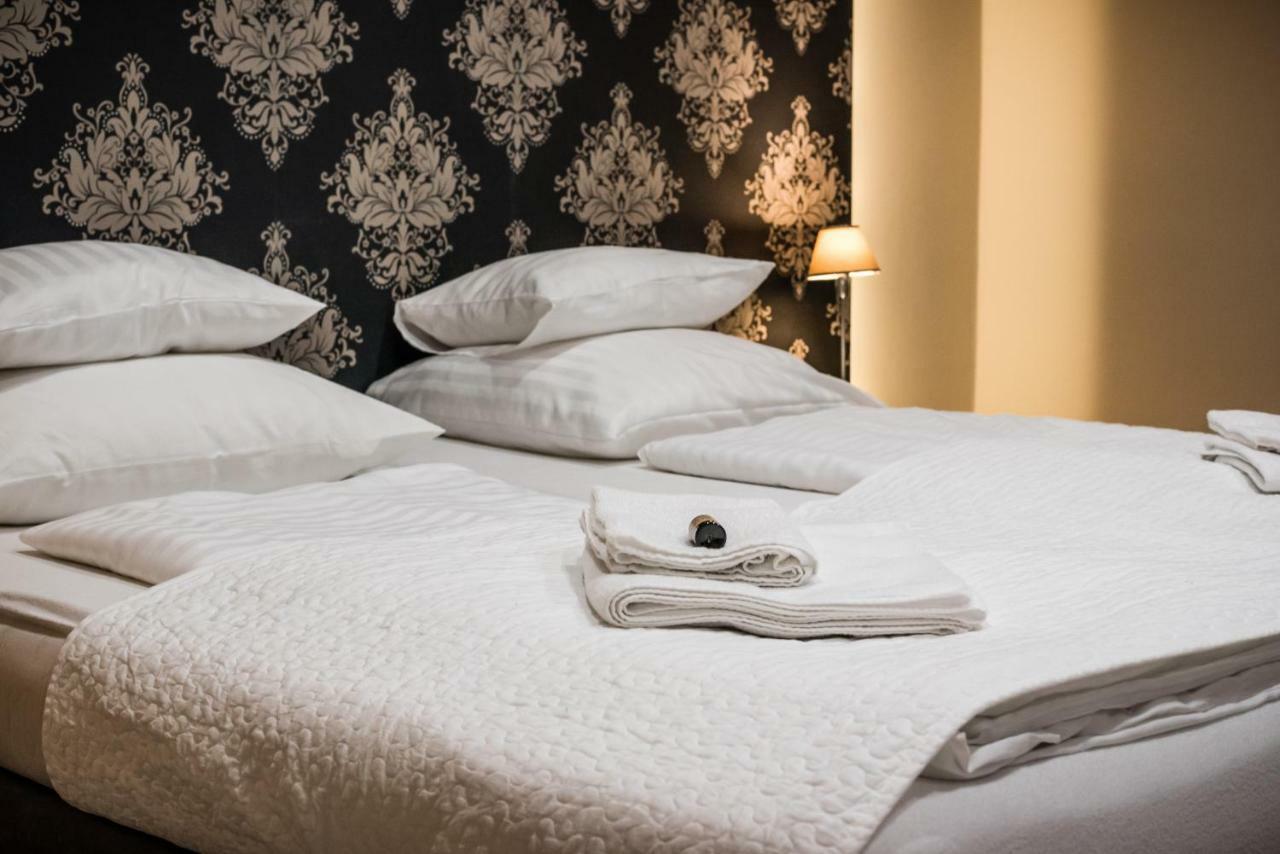 Restauracja Pod Kogutem Hotel Poniatowa Ngoại thất bức ảnh
