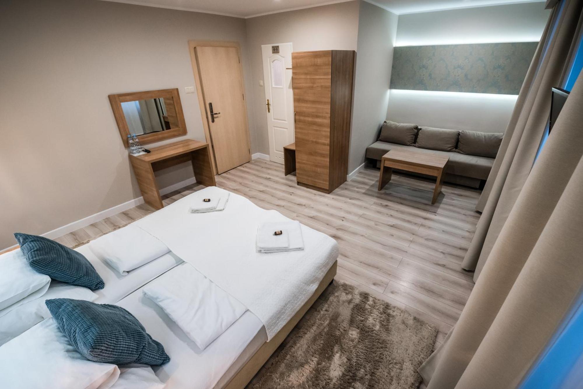 Restauracja Pod Kogutem Hotel Poniatowa Ngoại thất bức ảnh