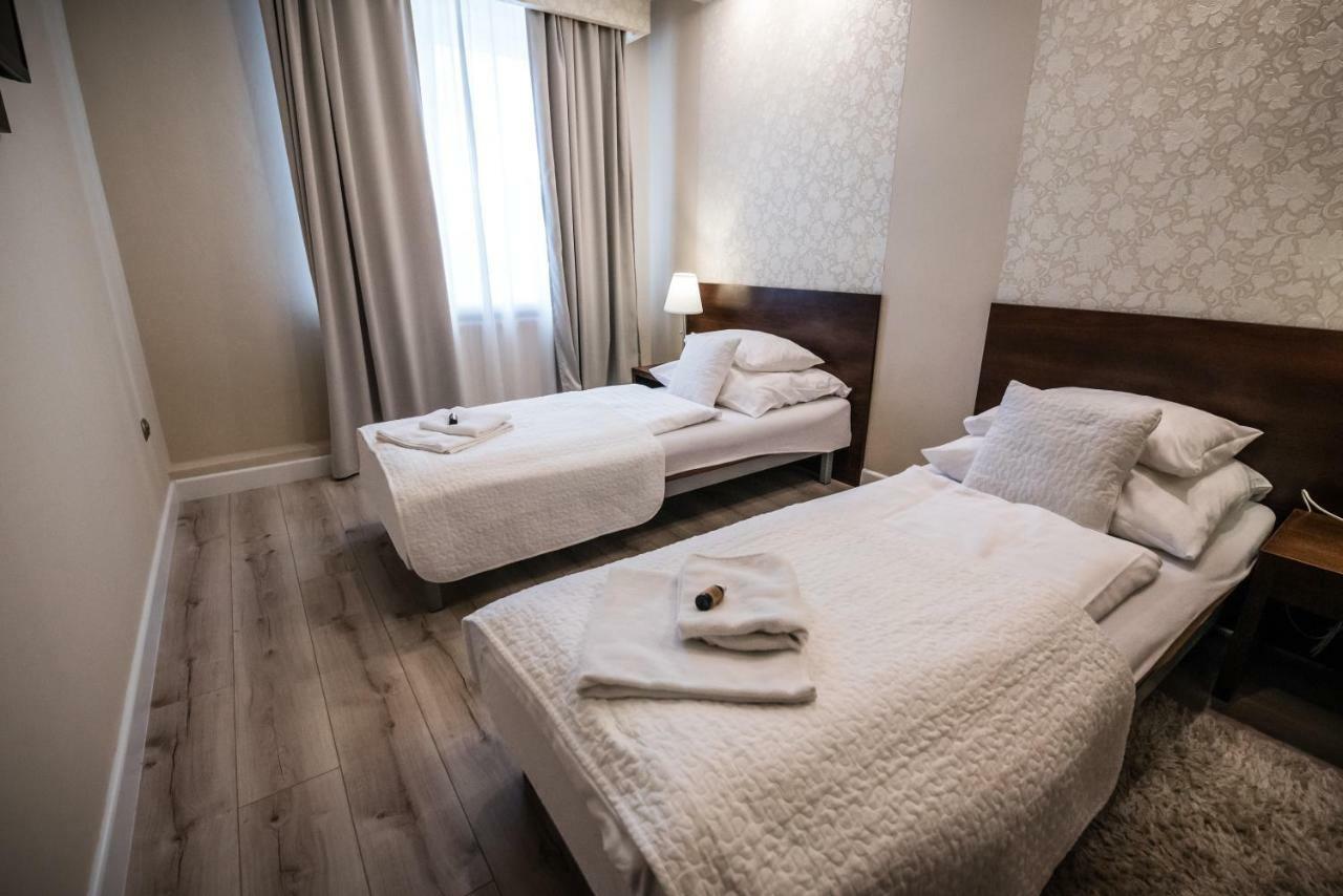 Restauracja Pod Kogutem Hotel Poniatowa Ngoại thất bức ảnh