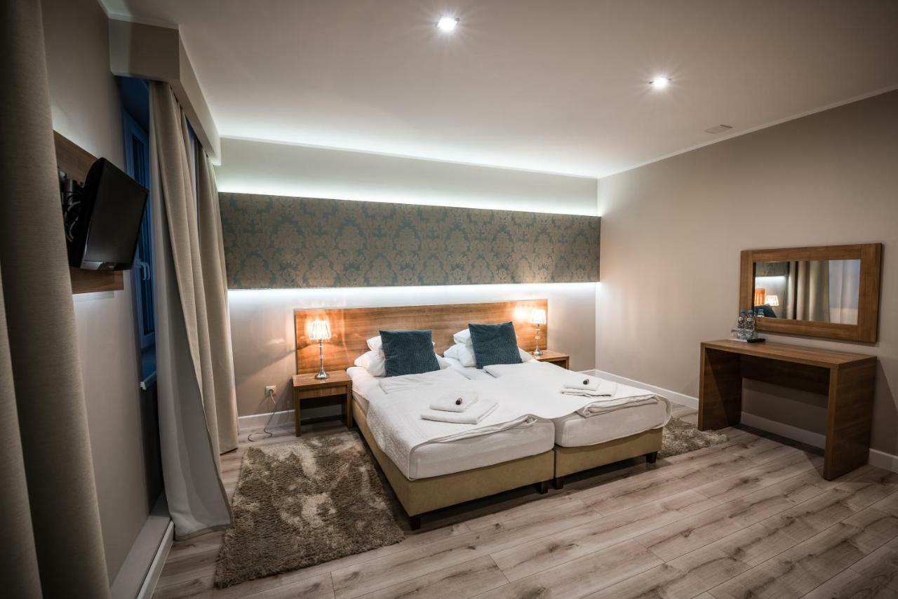 Restauracja Pod Kogutem Hotel Poniatowa Ngoại thất bức ảnh