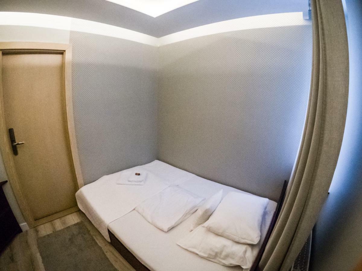 Restauracja Pod Kogutem Hotel Poniatowa Ngoại thất bức ảnh
