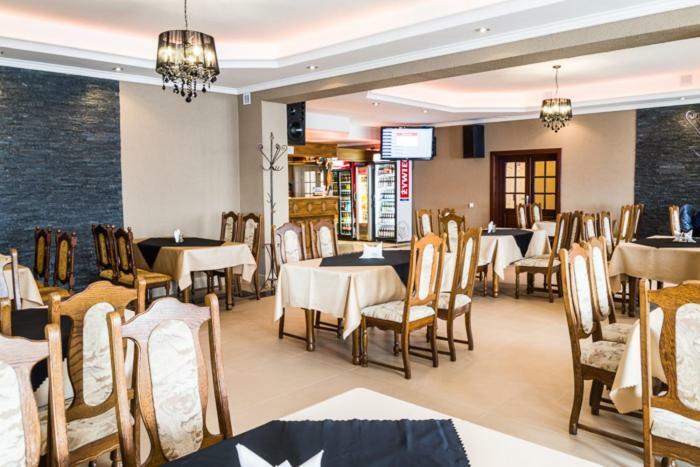 Restauracja Pod Kogutem Hotel Poniatowa Ngoại thất bức ảnh